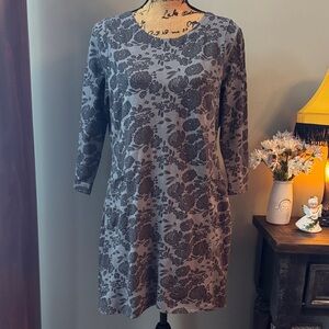 Laura Ashley Floral Gray Mini Dress. Size 8. Measurements ⬇️